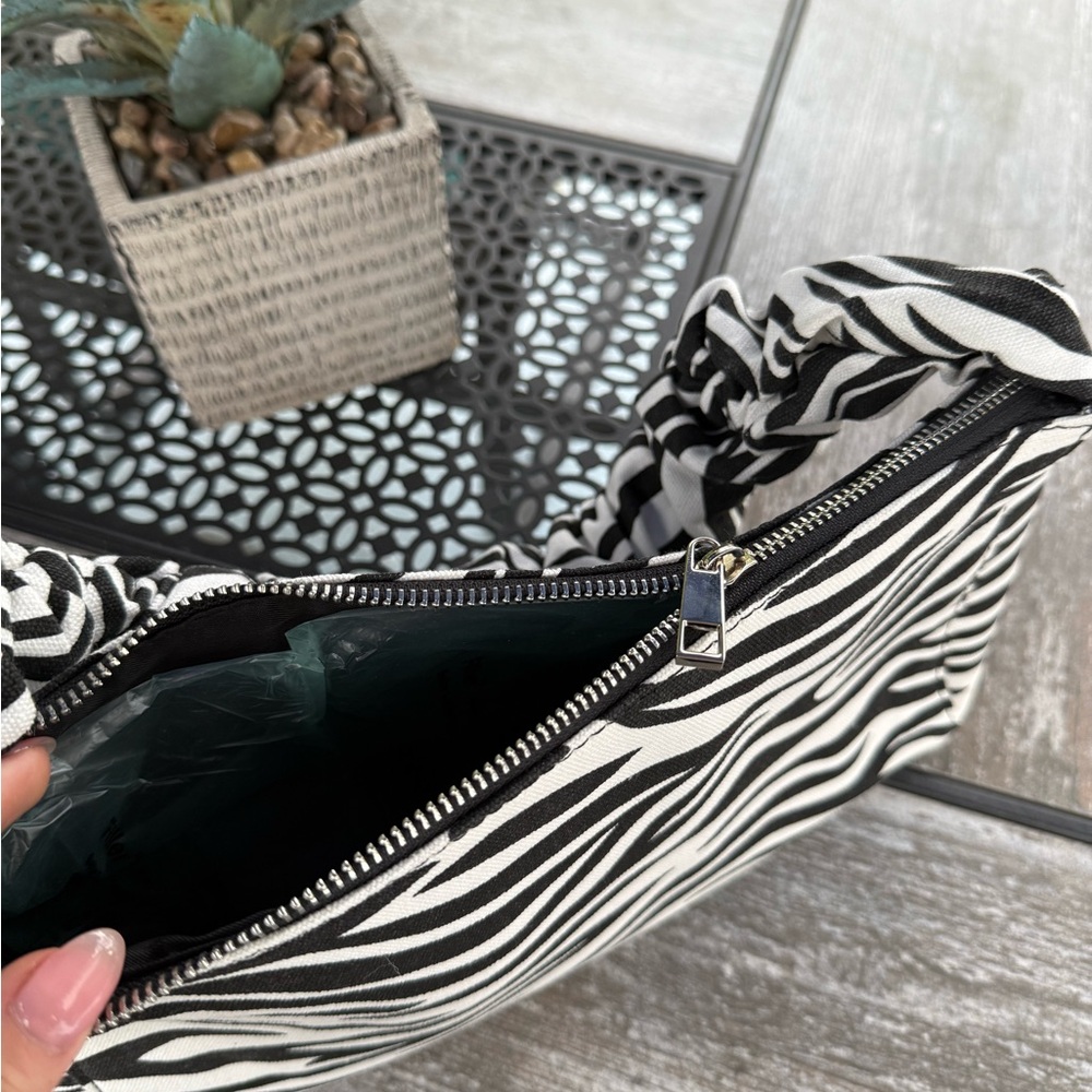 Zebra Shoulder Bag๐ค - Picture 5 of 6
